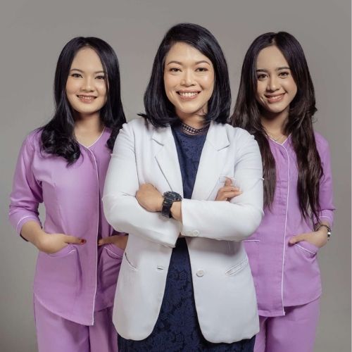 Dokter estetika bersama tim perawat Klinik Utama iNOV GLOW